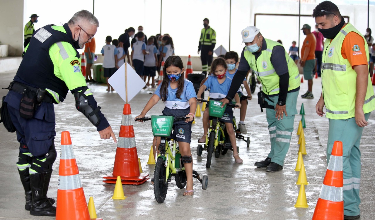 criança andando de bicicleta